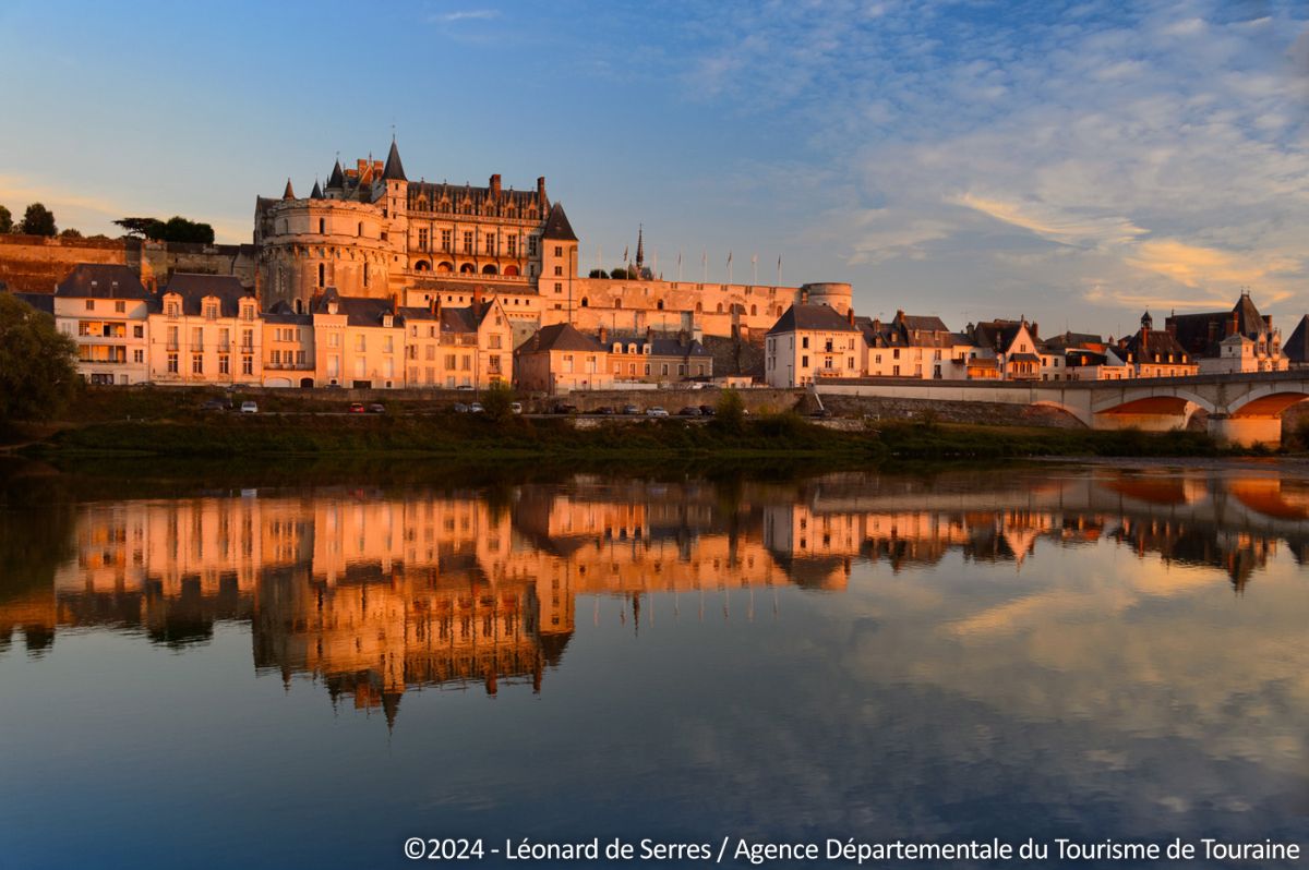 Château d'Amboise vue de la Loire au coucher du soleil